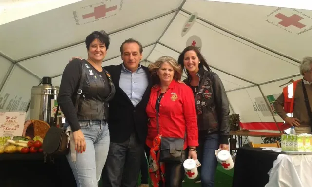 Día de la Banderita 2014 (recaudación benéfica para la Cruz Roja) 2014, foto 3 de 5